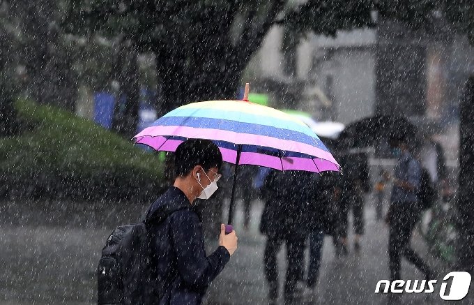 우산을 쓴 시민들이 발걸음을 재촉하고 있다. 2020.7.29/뉴스1 &copy; News1 이성철 기자