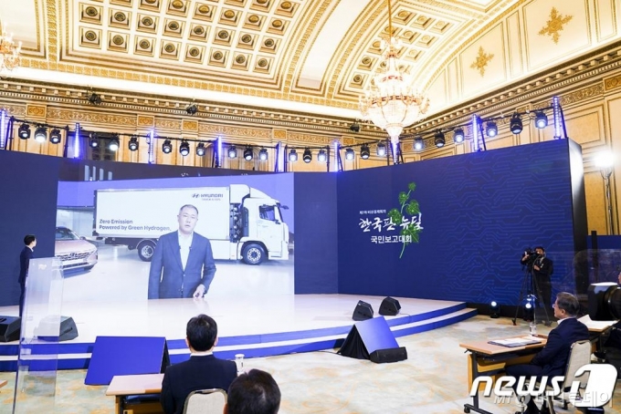 (서울=뉴스1) = 14일 청와대 영빈관에서 열린 '한국판 뉴딜 국민보고대회'에서 문재인 대통령이 실시간 화상으로 연결된 정의선 현대차그룹 수석부회장의 그린 뉴딜 관련 발언을 듣고 있다. (청와대 제공) 2020.7.14/뉴스1