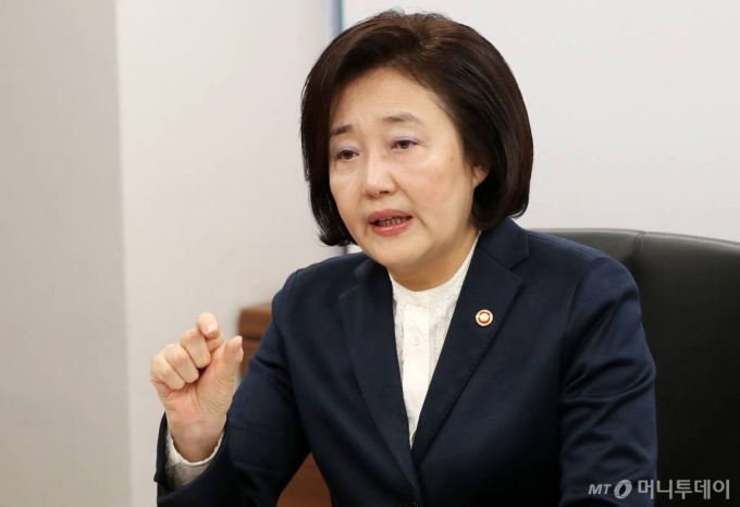 박영선 중소벤처기업부 장관. /사진=김휘선 기자 hwijpg@