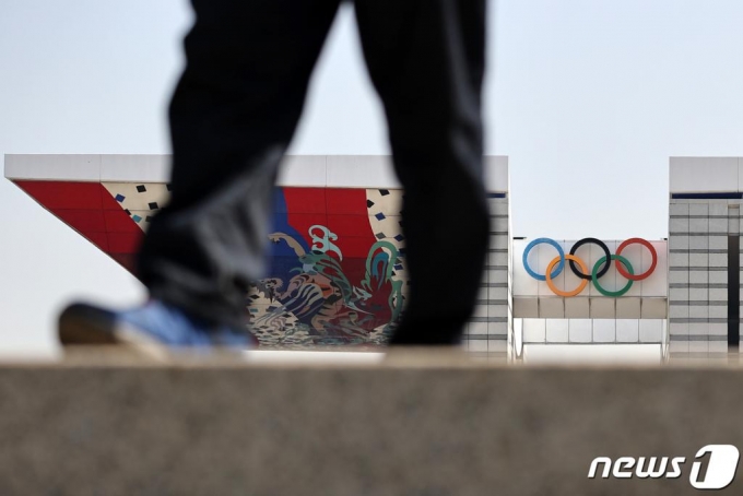 (서울=뉴스1) 이승배 기자 = 신종 코로나바이러스 감염증(코로나19) 전 세계적 확산으로 인해 도쿄올림픽이 내년에 개최된다. 국제올림픽위원회(IOC)는 30일(한국시각) 도쿄올림픽 일정을 내년 7월23일 개막해 8월8일 폐막으로 확정했다. 올림픽이 연기되는 것은 1894년 제1회 대회가 아테네 그리스에서 열린 이후 124년만에 처음 있는 일이다.  31일 서울 송파구 올림픽공원 평화의 문 오륜기 모습. 2020.3.31/뉴스1