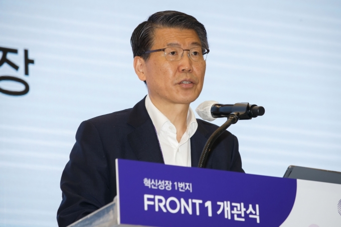 은성수 금융위원장이 30일 '마포 프론트원(Front 1)' 개소식에 참여해 인사말을 하고 있다./사진제공=금융위