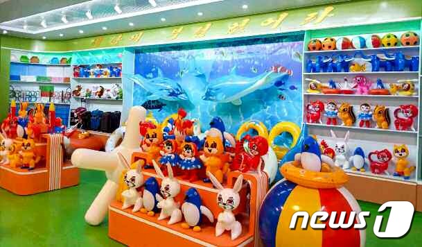[사진] '재자원화' 통해 만들어진 장난감…함흥영예군인수지일용품 공장에서