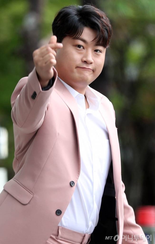 미스터트롯 김호중이 29일 서울 마포구 상암동 MBC사옥에서 진행되는 '라디오스타' 녹화를 위해 도착하고 있다. / 사진=임성균 기자 tjdrbs23@