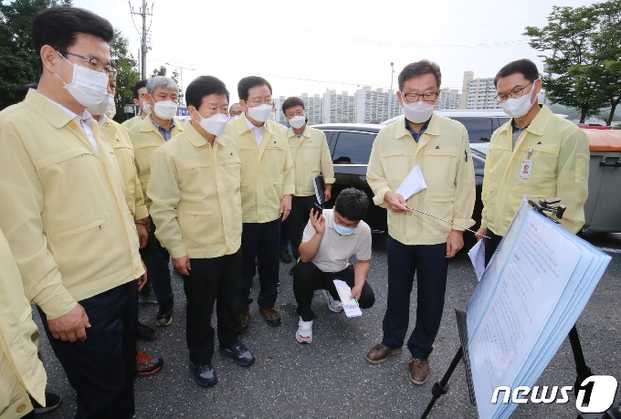 [사진] 대전 수해 상황 설명 듣는 박병석 국회의장 - 머니투데이