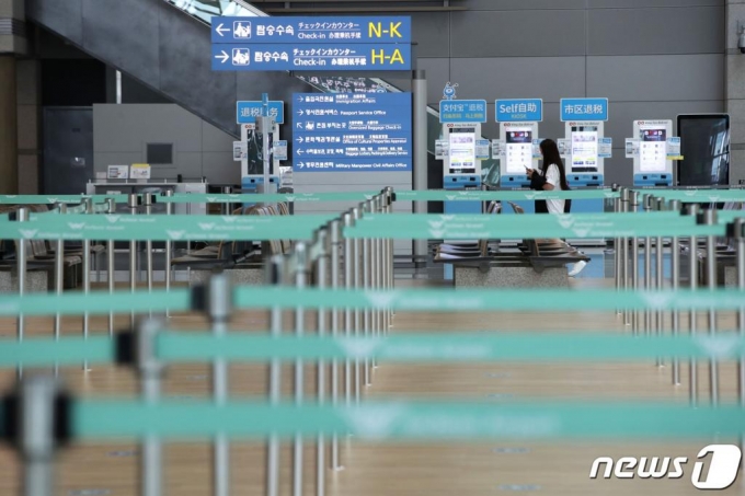 (인천공항=뉴스1) 이광호 기자 = 본격적인 휴가철이 시작된 28일 인천국제공항 출국장이 신종 코로나바이러스 감염증(코로나19) 여파로 한산하다.2020.7.28/뉴스1