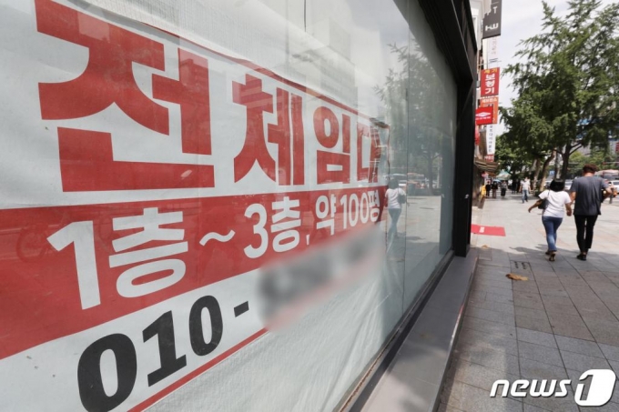 (서울=뉴스1) 민경석 기자 = 국회가 30일 본회의를 열고 상가건물임대차보호법 일부개정법률안을 통과시켰다. 이번 개정안은 상가건물임대차분쟁조정위원회를 한국토지주택공사 및 한국감정원의 지사 또는 사무소에 설치하도록 하고, 임대차 보증금액과 최우선변제 대상 등을 심의하기 위해 법무부에 상가건물임대차위원회를 설치하는 내용을 담았다. 한편 이번 개정안은 법안 처리에 반대한 미래통합당 의원들이 다수 퇴장하며 표결에 불참한 가운데 의결됐다. 30일 서울 종로구 종로3가 일대의 일부 상가건물 공실에 임대문의 현수막이 붙어 있다. 2020.7.30/뉴스1