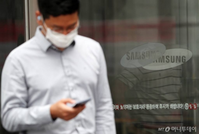 삼성전자가 2020년 2분기 잠정 영업이익을 8조 1000억원으로 공시한 7일 오전 서울 강남구 삼성전자 서초사옥에 직원들이 지나고 있다. / 사진=김휘선 기자 hwijpg@