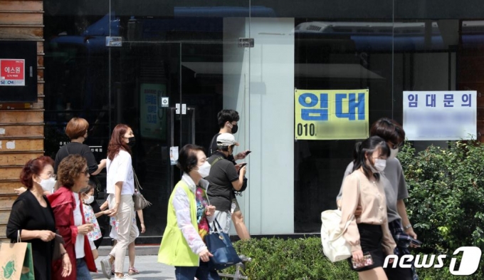 (서울=뉴스1) 민경석 기자 = 국회가 30일 본회의를 열고 상가건물임대차보호법 일부개정법률안을 통과시켰다. 이번 개정안은 상가건물임대차분쟁조정위원회를 한국토지주택공사 및 한국감정원의 지사 또는 사무소에 설치하도록 하고, 임대차 보증금액과 최우선변제 대상 등을 심의하기 위해 법무부에 상가건물임대차위원회를 설치하는 내용을 담았다. 한편 이번 개정안은 법안 처리에 반대한 미래통합당 의원들이 다수 퇴장하며 표결에 불참한 가운데 의결됐다. 30일 서울 종로구 종로3가 일대의 일부 상가건물 공실에 임대문의 현수막이 붙어 있다. 2020.7.30/뉴스1