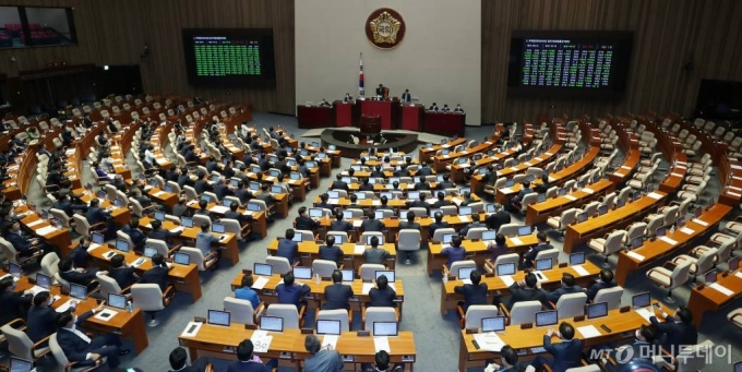 30일 오후 서울 여의도 국회에서 열린 본회의에서 주택임대차보호법 일부개정법률안(대안)이 가결되고 있다. / 사진=김휘선 기자 hwijpg@