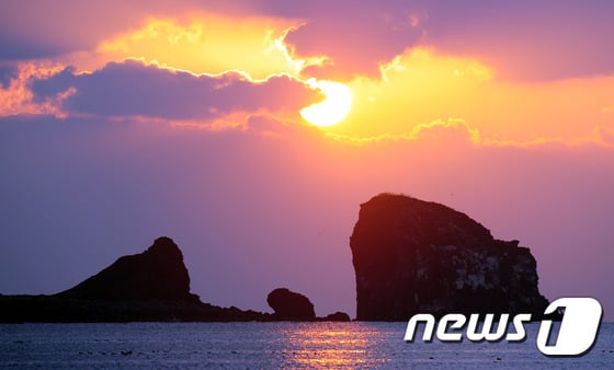 제주 서귀포시 안덕면 형제섬 일출 장면.2015.12.31/뉴스1 © News1