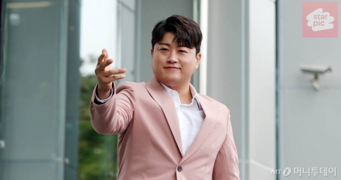 미스터트롯 김호중과 티아라 소연이 29일 서울 마포구 상암동 MBC사옥에서 진행되는 '라디오스타' 녹화를 위해 도착하고 있다. / 사진=임성균 기자 tjdrbs23@