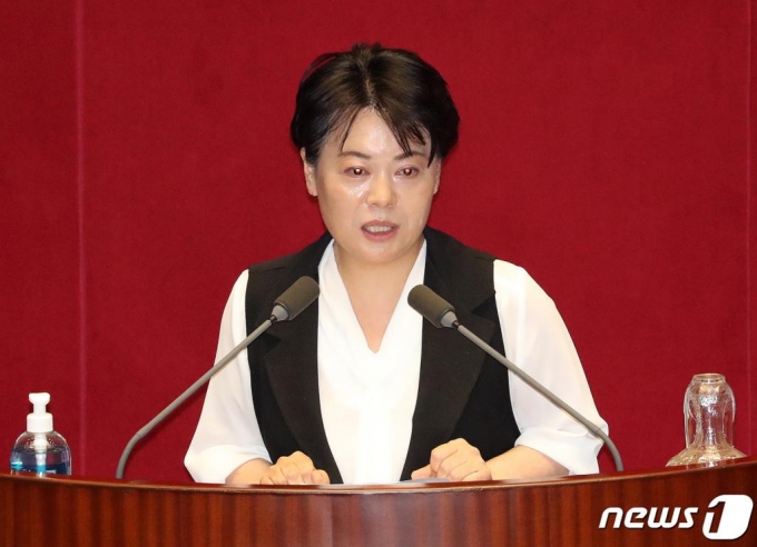 (서울=뉴스1) 박세연 기자 = 윤희숙 미래통합당 의원이 지난달 30일 오후 서울 여의도 국회에서 열린 제380회국회(임시회) 제7차 본회의에서 자유발언을 하고 있다. 2020.7.30/뉴스1