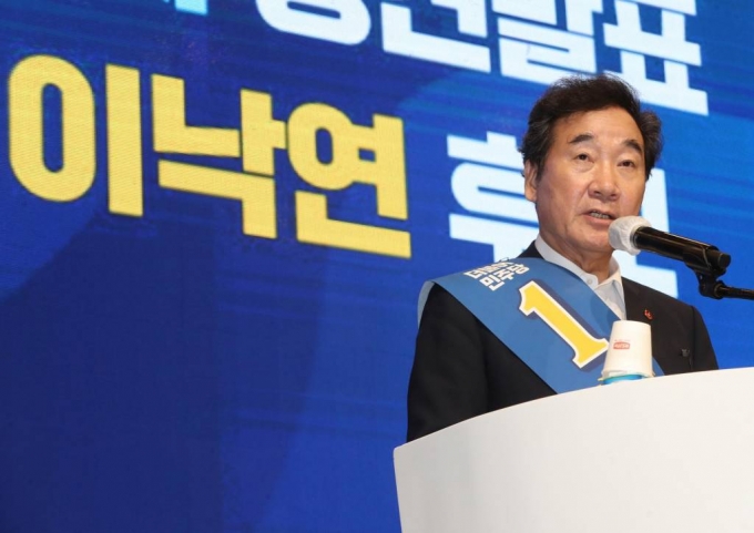 더불어민주당 당 대표에 도전하는 이낙연 의원이 지난달 25일 오후 제주 퍼시픽호텔에서 열린 민주당 당대표 및 최고위원 후보자 시·도장 순회합동연설회에서 정견발표를 하고 있다./사진=뉴시스