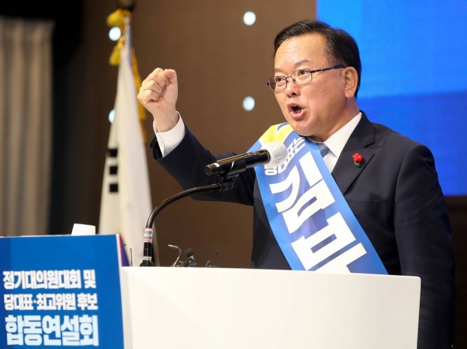 더불어민주당 당 대표에 도전하는 김부겸 전 의원이 지난달 25일 오후 제주 퍼시픽호텔에서 열린 민주당 당대표 및 최고위원 후보자 시·도당 순회합동연설회에서 정견발표를 하고 있다./사진=뉴시스