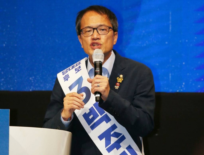 더불어민주당 당 대표에 도전하는 박주민 의원이 지난달 25일 오후 제주 퍼시픽호텔에서 열린 민주당 당대표 및 최고위원 후보자 시·도당 순회합동연설회에서 정견발표를 하고 있다./사진=뉴시스