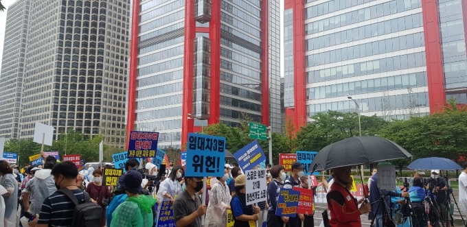 1일 서울 영등포구 파크원 타워 앞에서 진행된 부동산 대책 규탄 촛불집회에 참여한 시민들이 구호를 외치고 있다/사진=조한송 기자