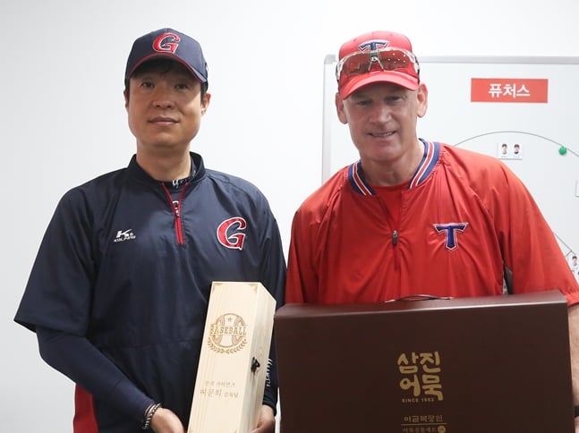 윌리엄스 감독(오른쪽)이 허문회 감독(왼쪽)이 선물해준 어묵을 들고 웃고 있다. /사진=롯데 자이언츠 제공