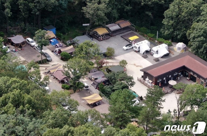 (시흥=뉴스1) 구윤성 기자 = 강원도 홍천의 야외 캠핑장에서 발생한 국내 신종 코로바이러스감염증(코로나19) 집단감염이 확산하며 휴가철 방역에 비상이 걸린 가운데 31일 경기도의 한 캠핑장에서 시민들이 캠핑을 즐기고 있다. 방역당국은 불특정 다수가 모이는 주요 여행지나 해변, 캠핑장, 유흥시설, 식당과 카페 등에서 좀 과하다 싶을 정도로 마스크 착용과 거리두기 등의 방역수칙을 준수해달라고 당부했다. 2020.7.31/뉴스1