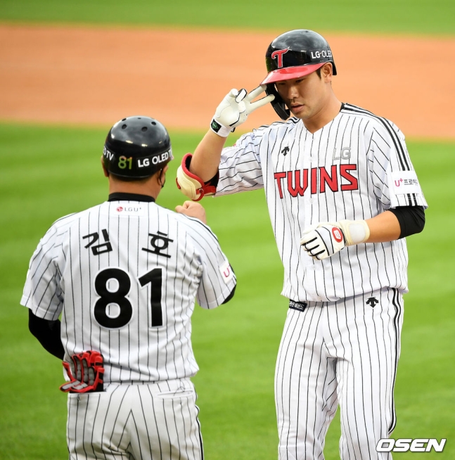 4안타 활약을 펼친 홍창기(오른쪽)가 1회 세리머니를 하는 모습.