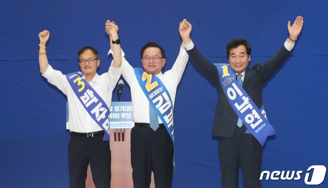 박주민(왼쪽부터), 김부겸, 이낙연 더불어민주당 당대표 후보가 1일 오후 부산 해운대 벡스코 제2전시장에서 열린 '부산광역시당 정기대의원대회 및 당대표·최고위원 후보 합동연설회 시작에 앞서 손을 번쩍 들고 있다. /사진=뉴스1