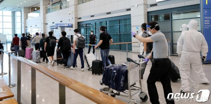 (인천공항=뉴스1) 박지혜 기자 = 이라크 건설 현장 파견 근로자들이 31일 오전 인천국제공항을 통해 입국하고 있다.이날 신종 코로나바이러스 감염증(코로나19)이 급확산 중인 이라크 건설 현장에서 근무하던 우리 근로자 72명은 전세기편으로 귀국했다. 2020.7.31/뉴스1