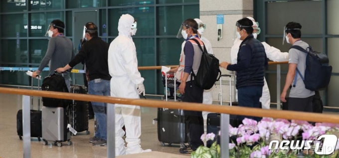 (인천공항=뉴스1) 박지혜 기자 = 이라크 건설 현장 파견 근로자들이 31일 오전 인천국제공항을 통해 입국하고 있다.이날 신종 코로나바이러스 감염증(코로나19)이 급확산 중인 이라크 건설 현장에서 근무하던 우리 근로자 72명은 전세기편으로 귀국했다. 2020.7.31/뉴스1