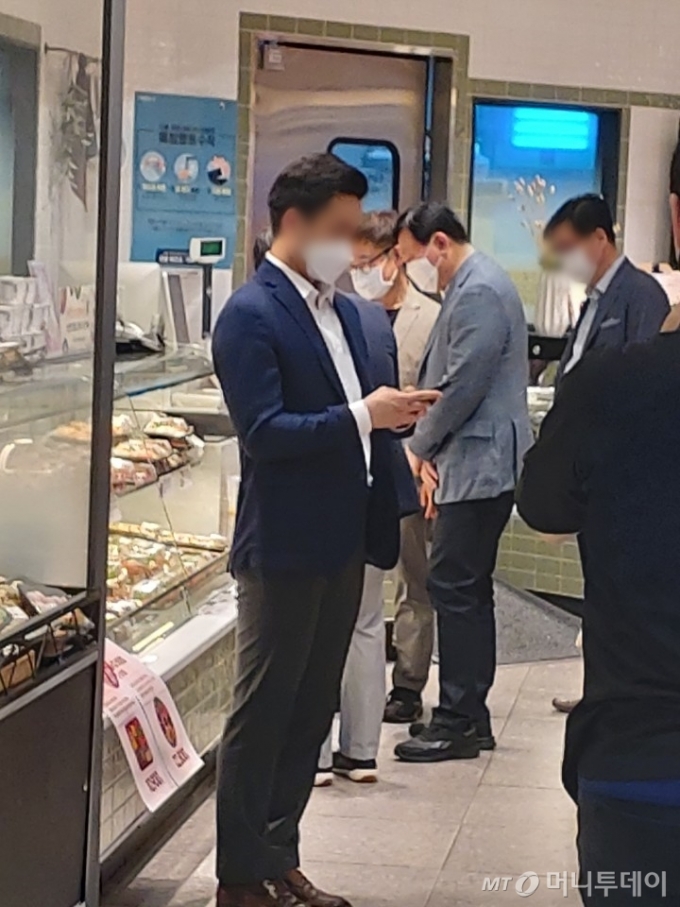 1일 신동빈 롯데그룹 회장(오른쪽)이 롯데 유통BU(사업부문)장인 강희태 부회장(왼쪽)과 함께 롯데슈퍼 프리미엄 공덕점을 둘러보며 현장 경영을 이어갔다. /사진=독자제공.