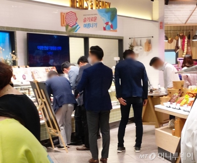 1일 신동빈 롯데그룹 회장(오른쪽)이 롯데 유통BU(사업부문)장인 강희태 부회장(왼쪽)과 함께 롯데슈퍼 프리미엄 공덕점의 베이커리 코너를 살펴보고 있다. /사진=독자제공.