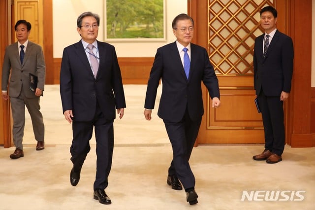 【서울=뉴시스】박진희 기자 = 문재인 대통령과 노영민 대통령비서실장. 2019.08.19. pak7130@newsis.com