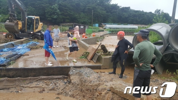 (제천=뉴스1) 2일 오전 충북 북부지역에 많은 비가 내리면서 제천 금성 월림리 한 야영장에 토사가 유출돼 야영객이 대피하고 있다. 2020.8.2/뉴스1