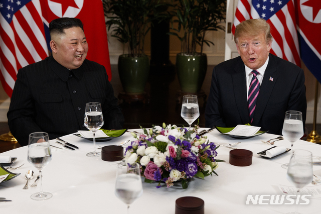 【하노이=AP/뉴시스】도널드 트럼프 미국 대통령과 김정은 북한 국무위원장이 지난해 2월27일(현지시간) 하노이 중심가 메트로폴 호텔 회담장에서 원탁 테이블 친교 만찬을 하고 있다. 2019.02.27.