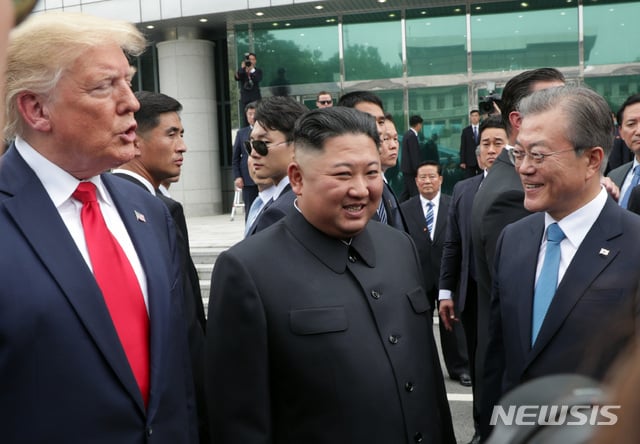 【판문점=뉴시스】박진희 기자 = 문재인 대통령이 지난해 6월30일 판문점 자유의 집 앞에서 김정은 북한 국무위원장, 트럼프 미국 대통령과 이야기를 나누고 있다. 2019.06.30. pak7130@newsis.com