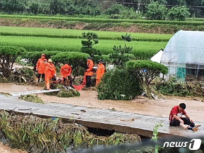 밤사이 200㎜ 이상의 많은 비가 내린 충북 제천시 산곡동에서 한 주민이 무너진 다리 위에서 망연자실 고개를 떨군 채 구조를 기다리고 있다.2020.8.2 /© 뉴스1 조영석 기자