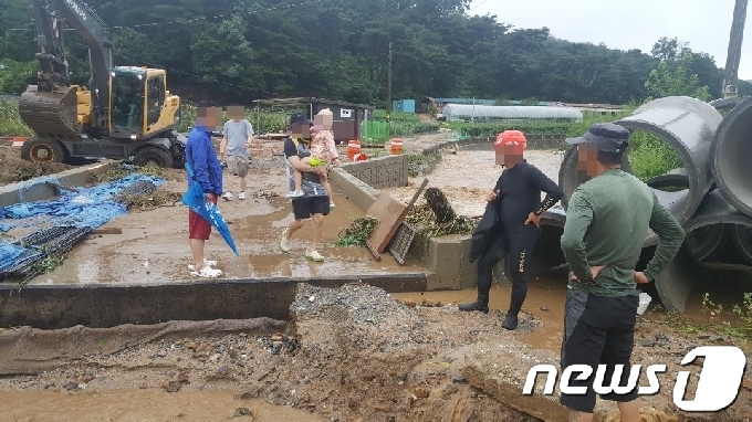 2일 오전 충북 북부지역에 많은 비가 내리면서 제천 금성 월림리 한 야영장에 토사가 유출돼 야영객이 대피하고 있다. 2020.8.2 /뉴스1 © News1 조영석 기자