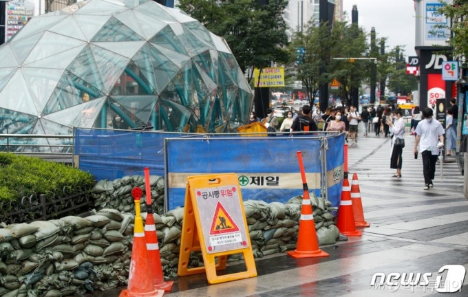 (서울=뉴스1) 안은나 기자 = 서울 전역에 호우경보가 발효된 2일 서울 강남역 11번출구 인근에 하수 역류를 막기 위한 모래주머니 등이 설치돼있다. 지난 1일 오후 이 지역에서 맨홀 뚜껑이 열리면서 하수가 역류해 보행도로가 침수됐다. 2020.8.2/뉴스1