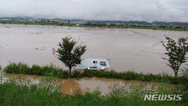 지난달 30일 오전 5시15분께 충북 청주시 흥덕구 옥산면 미호천 일대에서 캠핑카 1대가 침수됐다. 운전자는 스스로 탈출해 인명 피해는 발생하지 않았다. (사진=충북도소방본부 제공) 2020.07.30. / 사진 = 뉴시스