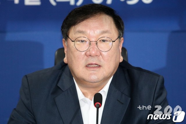 (서울=뉴스1) 성동훈 기자 = 김태년 더불어민주당 원내대표가 4일 오전 서울 여의도 국회의원회관에서 열린 &#39;부동산 시장 안정화를 위한 주택공급 확대방안 당정협의&#39;에서 모두발언을 하고 있다. 2020.8.4/뉴스1