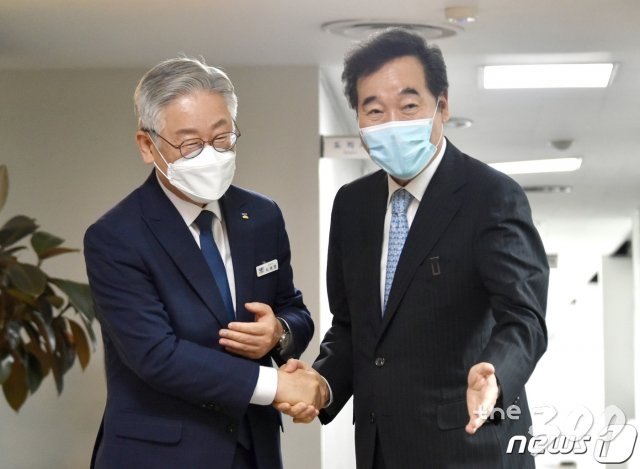 (수원=뉴스1) 조태형 기자 = 이낙연 더불어민주당 당대표 후보(오른쪽)가 30일 오전 경기도 수원시 팔달구 경기도청에서 이재명 경기도지사와 인사를 나누고 있다. 2020.7.30/뉴스1