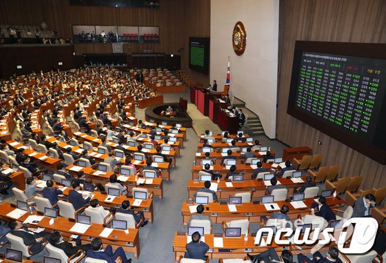 [속보]감염병 개정안 국회 통과…"감염 위험장소에서 마스크 안 쓰면 과태료"