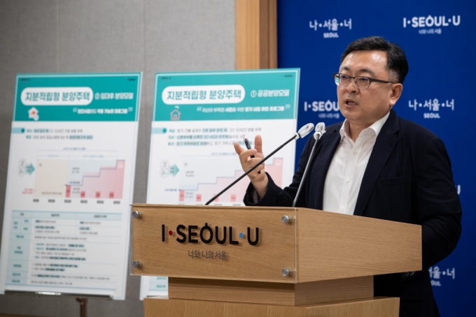 김성보 서울시 주택건축본부장이 4일 서울시청 브리핑룸에서 정부의 '주택공급 확대방안' 발표에 따른 세부 공급계획을 밝히고 있다. /사진제공=뉴스1
