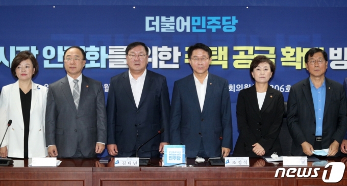 진선미 국회 국토교통위원장(왼쪽부터), 홍남기 경제부총리 겸 기획재정부 장관, 김태년 더불어민주당 원내대표, 조정식 정책위의장, 김현미 국토교통부 장관, 윤후덕 기획재정위원장이 4일 오전 서울 여의도 국회의원회관에서 열린 '부동산 시장 안정화를 위한 주택공급 확대방안 당정협의'에서 기념촬영을 하고 있다. /사진제공=뉴스1