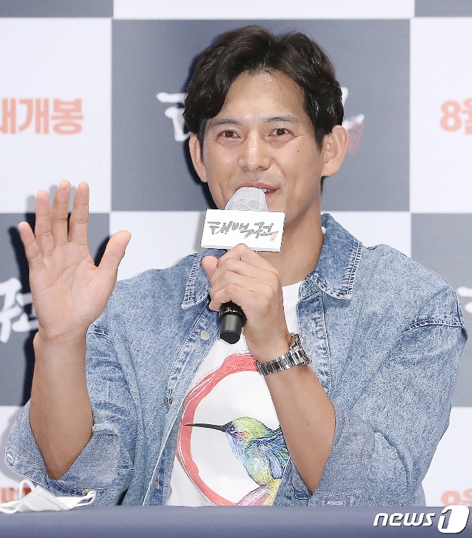 배우 오지호가 4일 오후 서울 광진구 롯데시네마 건대입구에서 열린 영화 '태백권' 언론시사회 및 기자간담회에 참석해 취재진 질문에 답변하고 있다. ‘태백권’은 태백권의 전승자가 사라진 사형을 찾기 위해 속세로 내려왔다가 지압원을 차리면서 일어나는 일들을 그린 예측불허 코믹 액션을 담았다. 2020.8.4/뉴스1 © News1 김진환 기자