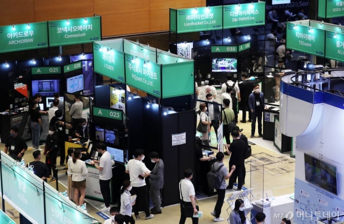 지난 6월 23일 오후 서울 강남구 코엑스에서 열린 '넥스트라이즈 2020' 글로벌 스타트업 페어를 찾은 관람객들이 부스를 둘러보고 있다. / 사진=김휘선 기자 hwijpg@