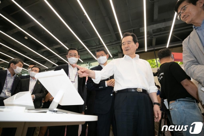 정세균 국무총리가 지난달 30일 오후 서울 마포구 프론트원(Front1)에서 열린 개관식에서 로보러스 비대면 결제 시스템을 시연하고 있다. /사진=뉴스1