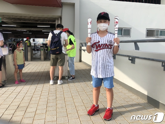 '최강 엘지' 서울에서 가족들과 광주-기아챔피언스필드를 찾은 조민규군. 2020.8.4/뉴스1 © 뉴스1