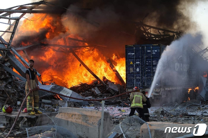 ¼Ò¹æ´ë¿øµéÀÌ ÈÀç ÇöÀå¿¡¼ ºÒÀ» ²ô°í ÀÖ´Ù. © AFP=´º½º1