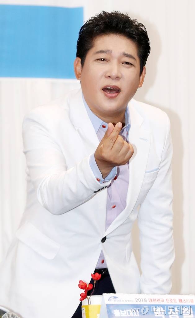 가수 박상철이 29일 오전 서울 영등포구 KBS 신관 공개홀에서 진행된 '2018 대한민국 트로트 페스티벌' 개최 기자간담회에 참석해 인사를 하고 있다. / 사진=김휘선 기자 tndejrrh123@