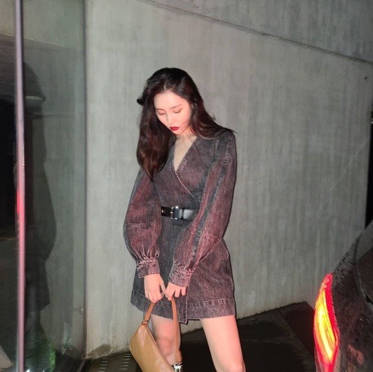 선미, 흑청 원피스 입고 매혹적 눈빛…"뭘 입어도 예뻐"