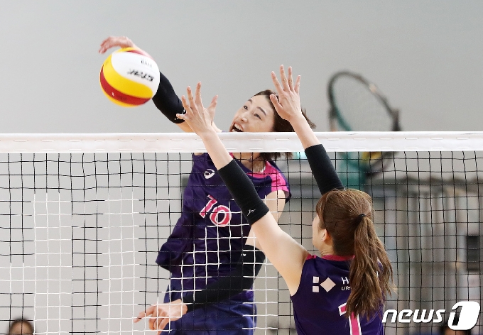 흥국생명 김연경이 29일 오전 경기도 용인시 기흥구 흥국생명연수원에서 열린 흥국생명 배구단 미디어데이에 참석해 훈련하고 있다. 2020.7.29/뉴스1 © News1 조태형 기자