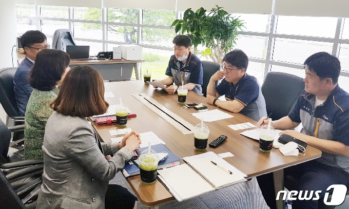 진천군이 업체를 방문해 전입유도 시책을 설명하고 있다.(진천군 제공)© 뉴스1